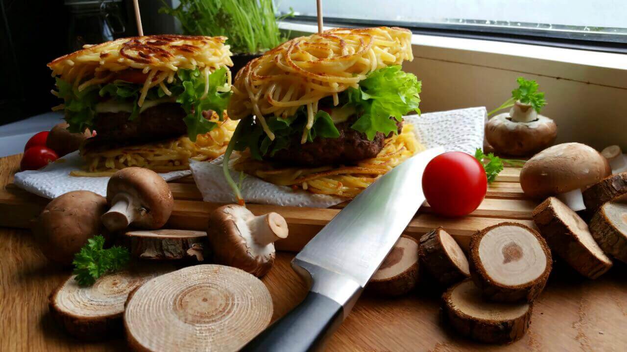 Pasta-Burger: Das geniale Rezept für alle, die sich nicht entscheiden können